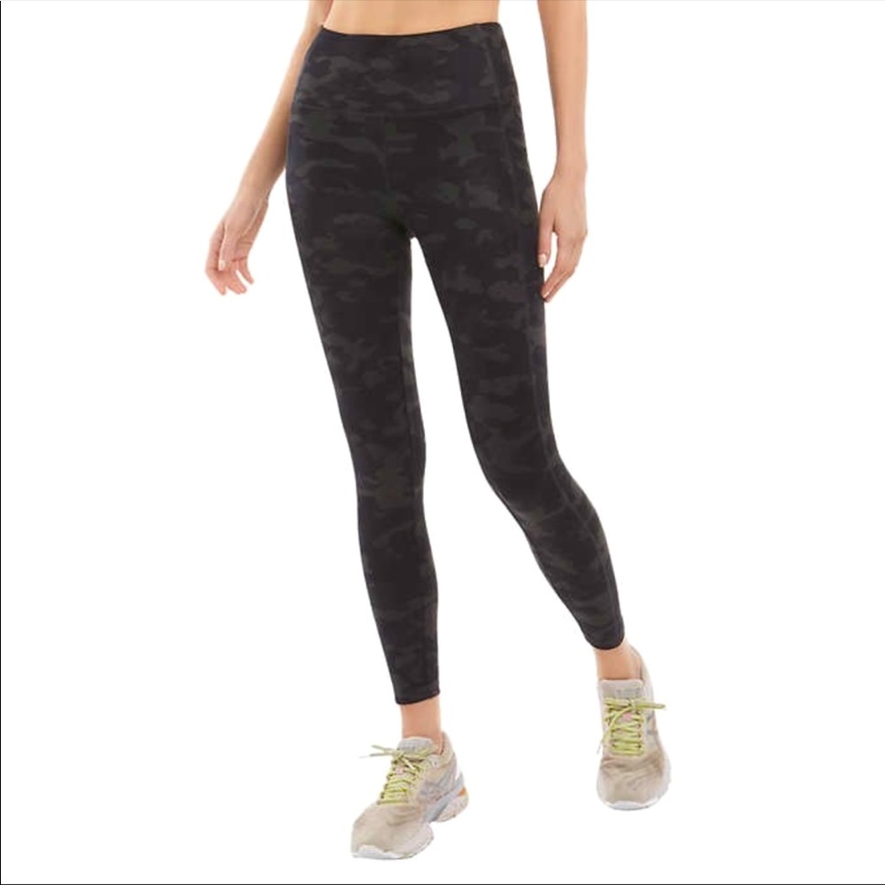Danskin super soft 7/8 length Black Camo Print legging SZ L